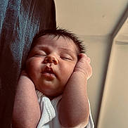 Kayleen a rejoint le concours — aidez-le/la à gagner de superbes lots ! baby, sleeping, infant, white_clothing, peaceful, face, hand, arm, closeup, indoor, soft_light, newborn, skin, cheek, portrait, child, cute, resting, relaxed, young