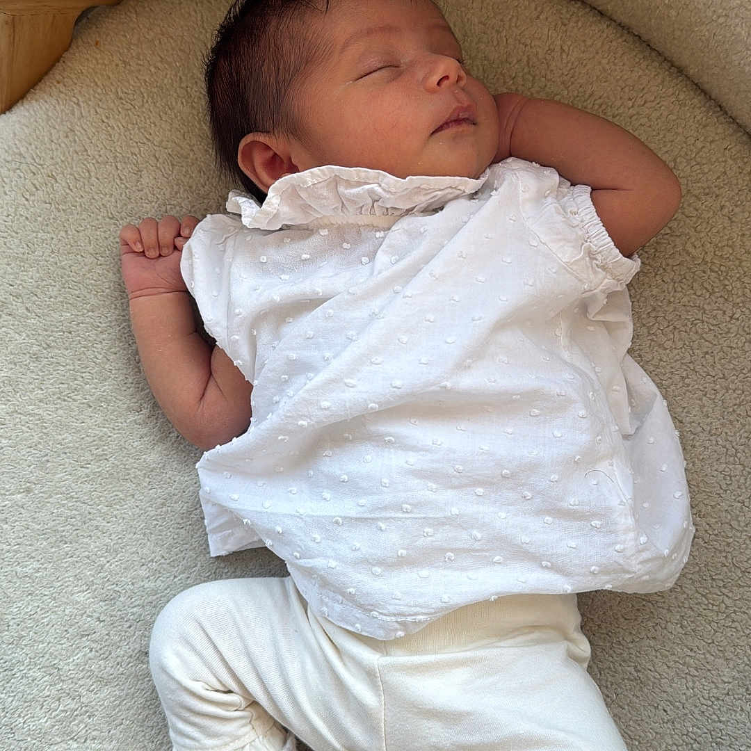 Kayleen a rejoint le concours — aidez-le/la à gagner de superbes lots ! baby, blanket, comfort, cute, face, hand, head, indoor, infant, newborn, pants, peaceful, portrait, relaxation, resting, sleeping, socks, soft_texture, top, white_clothing