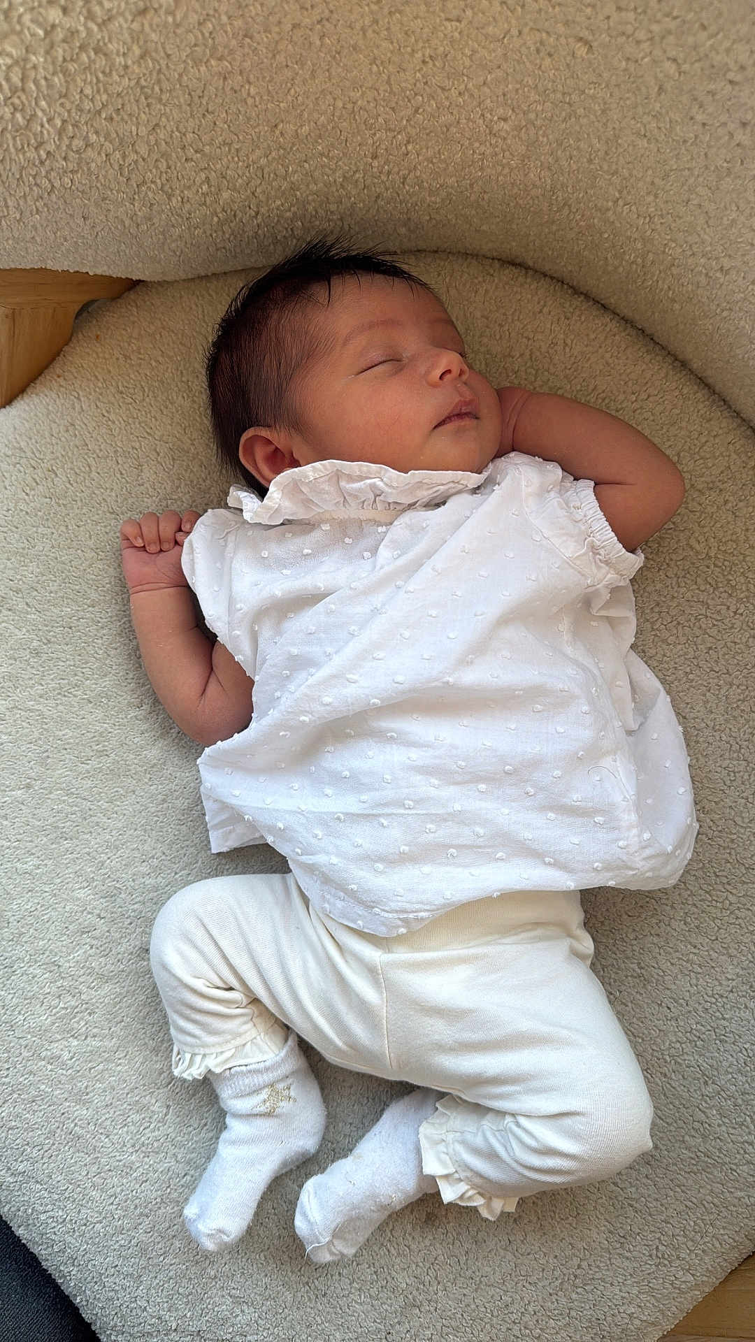 Kayleen a rejoint le concours — aidez-le/la à gagner de superbes lots ! baby, sleeping, white_clothing, soft_texture, infant, peaceful, cute, resting, head, face, hand, socks, pants, top, newborn, portrait, indoor, blanket, comfort, relaxation