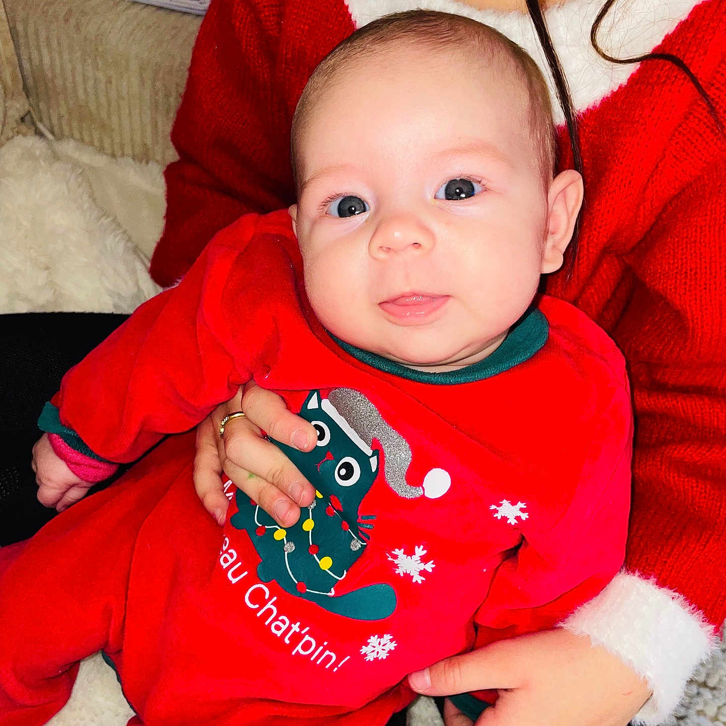 Chéra participe au concours pour gagner de l'argent avec cette photo : baby, cat_graphic, child, comfort, cozy, cute, cute_face, family, festive, hand, holiday_outfit, indoor, infant, person, portrait, red_clothing, seated, smiling, sweater, warm