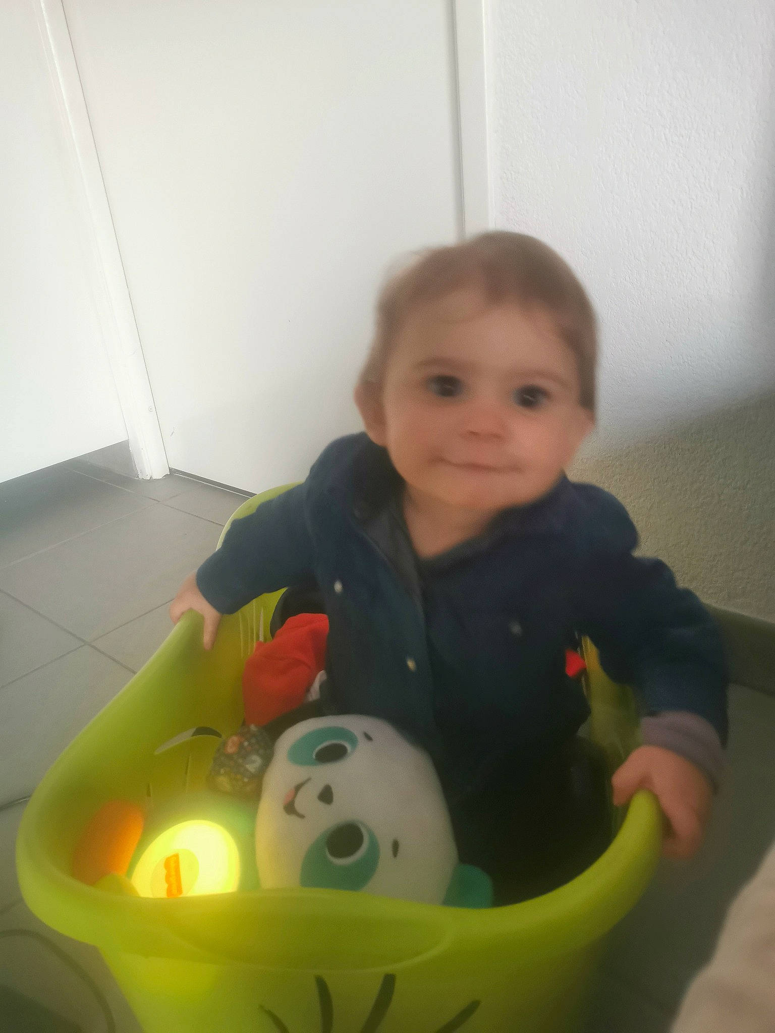 Ambre participe au concours pour gagner de l'argent avec cette photo : baby, baby_toddler_clothing, cheek, child, eye, face, flooring, fun, happy, head, human_body, iris, mouth, nose, person, sitting, sleeve, smile, toddler, toy