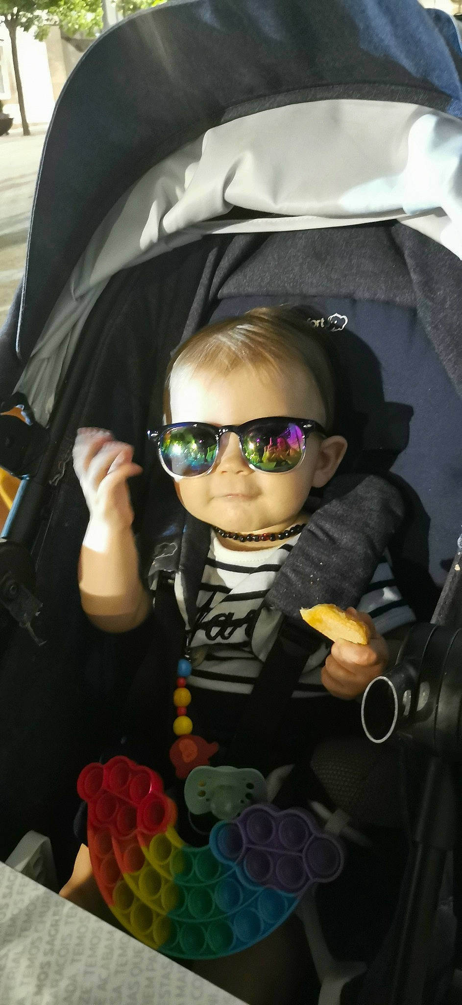 Ambre participe au concours pour gagner de l'argent avec cette photo : baby, baby_carriage, baby_toddler_clothing, cheek, child, comfort, cool, eyewear, fashion_accessory, fun, goggles, people, person, personal_protective_equipment, product, snapshot, sunglasses, thumb, toddler, toy