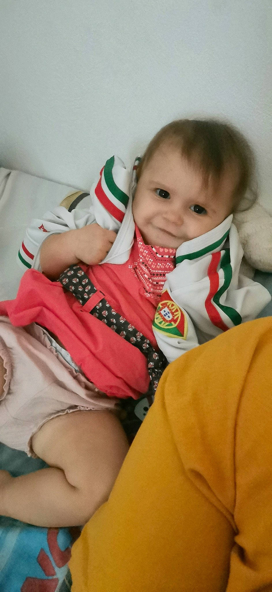 Ambre participe au concours pour gagner de l'argent avec cette photo : arm, baby_toddler_clothing, cheek, comfort, eye, face, happy, head, human_body, iris, leg, mouth, neck, nose, outerwear, person, skin, sleeve, smile, thigh