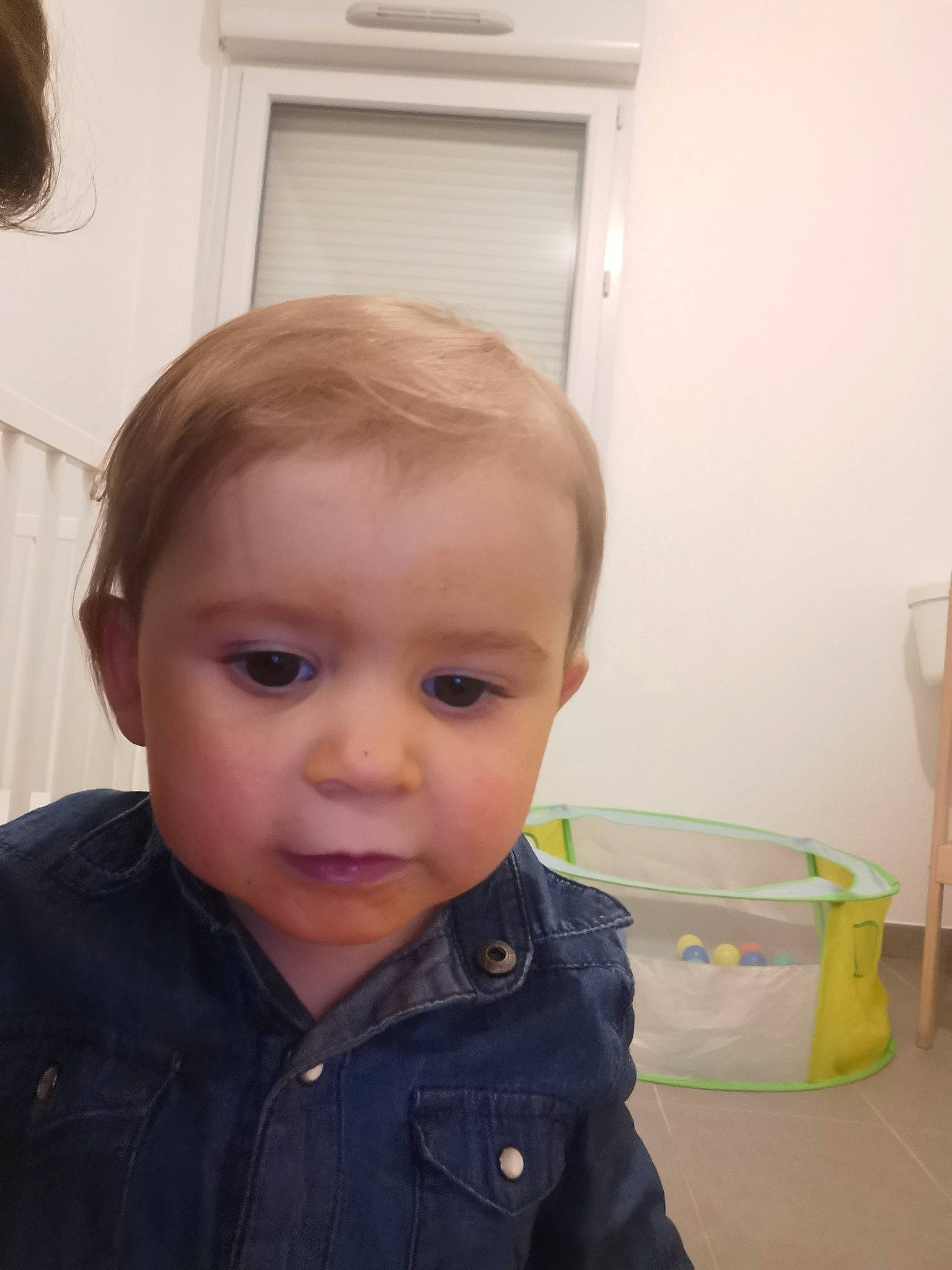 Ambre participe au concours pour gagner de l'argent avec cette photo : baby_toddler_clothing, cheek, chin, ear, eye, eyebrow, eyelash, face, facial_expression, forehead, hair, hairstyle, head, iris, lip, mouth, nose, person, skin, sleeve