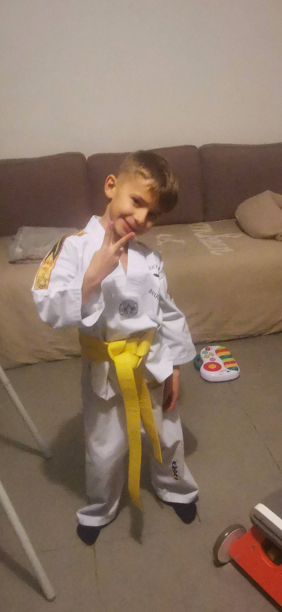 Ylhan a rejoint le concours — aidez-le/la à gagner de superbes lots ! baby_toddler_clothing, comfort, couch, eye, face, floor, flooring, fun, furniture, hair, happy, head, joy, knee, leg, martial_arts_uniform, person, sleeve, smile, thumb