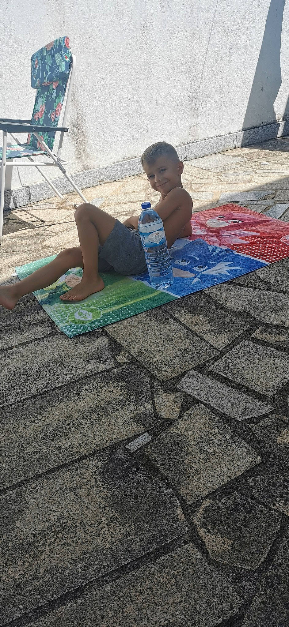 Ylhan participe au concours pour gagner de l'argent avec cette photo : asphalt, barefoot, blue, chair, city, concrete, flagstone, flooring, foot, grass, human_leg, joy, leisure, person, recreation, road, road_surface, sidewalk, sitting, soil