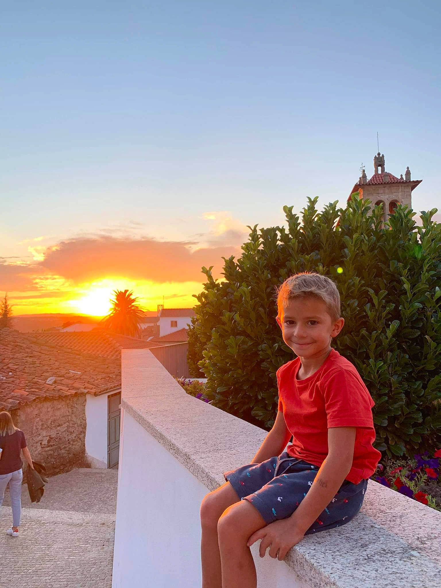 Ylhan a rejoint le concours — aidez-le/la à gagner de superbes lots ! bench, fun, grass, happy, horizon, joy, landscape, leisure, outdoor_furniture, person, recreation, roof, shade, sitting, sky, smile, summer, sunlight, tints_and_shades, toddler