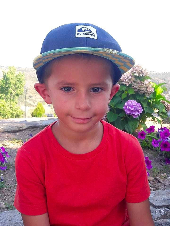 Ylhan participe au concours pour gagner de l'argent avec cette photo : baseball_cap, cap, chin, clothing, cricket_cap, flower, forehead, fun, grass, happy, hat, headwear, joy, leisure, lip, person, plant, skin, sky, smile