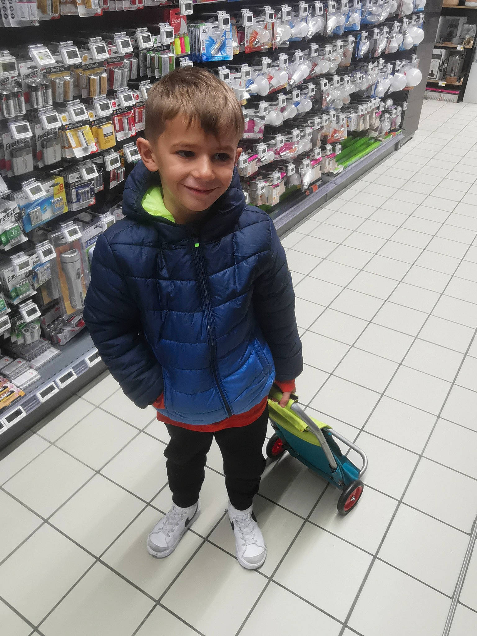 Ylhan participe au concours pour gagner de l'argent avec cette photo : child, cleanliness, convenience_store, customer, flooring, fun, joy, leisure, people, person, photograph, product, retail, service, shelf, shopping, smile, standing, t_shirt, toddler