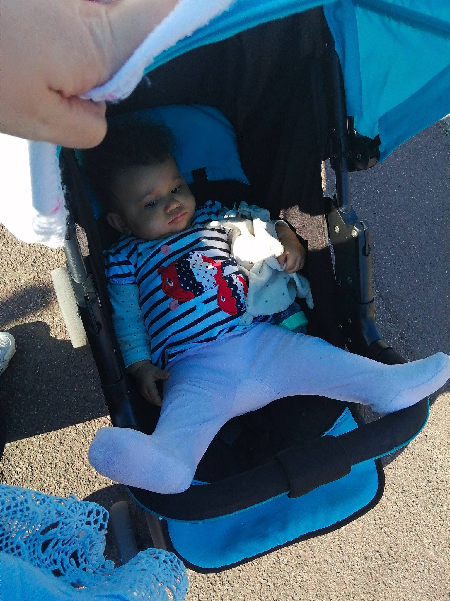 Lya participe au concours pour gagner de l'argent avec cette photo : azure, baby_carriage, baby_products, blue, chair, comfort, cool, electric_blue, fun, grass, hand, leisure, person, recreation, shade, shoe, sitting, sneakers, tent, tints_and_shades