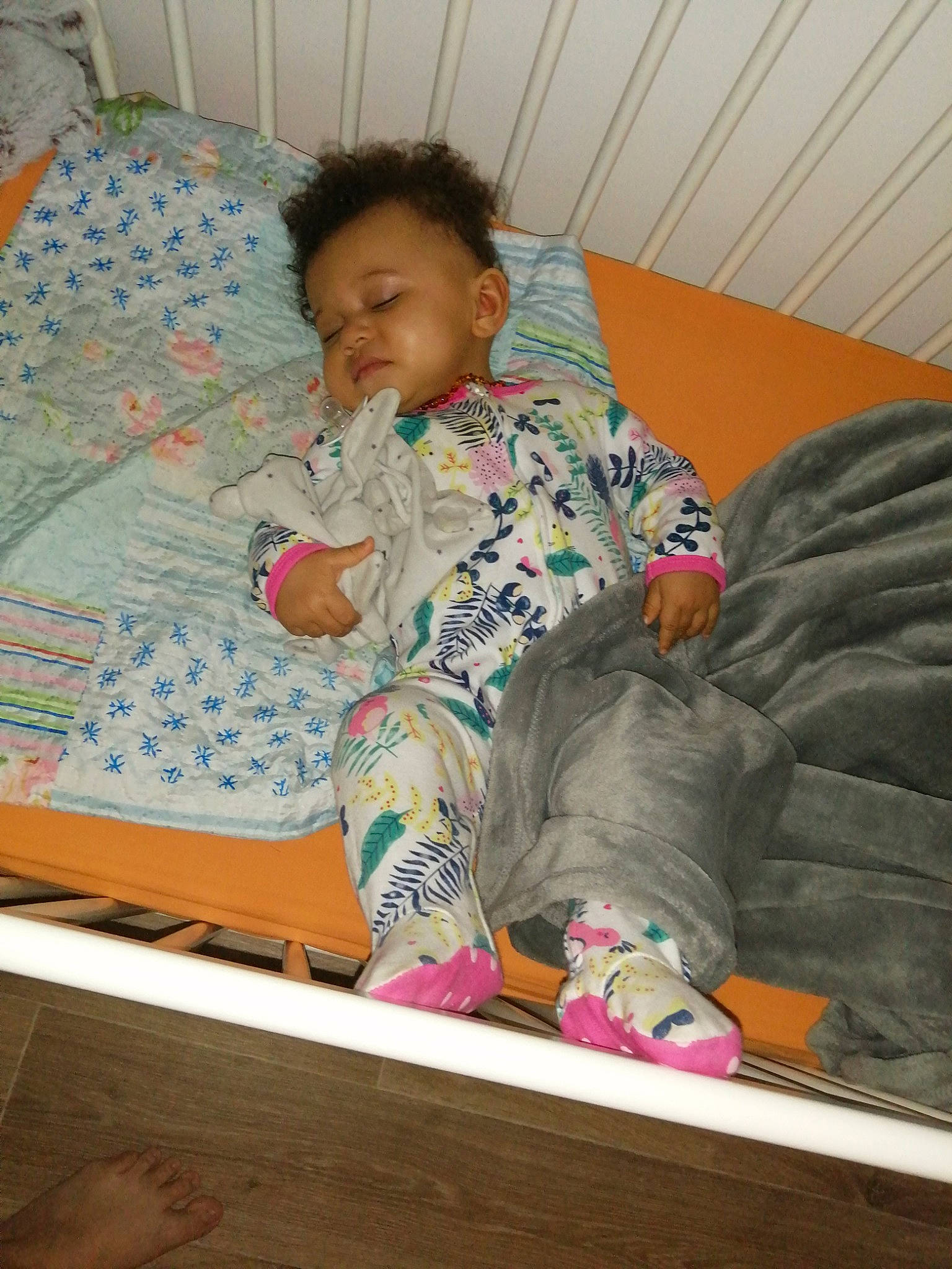 Lya a rejoint le concours — aidez-le/la à gagner de superbes lots ! baby, baby_toddler_clothing, baby_toys, child, comfort, flooring, fun, happy, human_body, leisure, nightwear, pattern, person, play, product, room, sitting, sock, textile, toddler