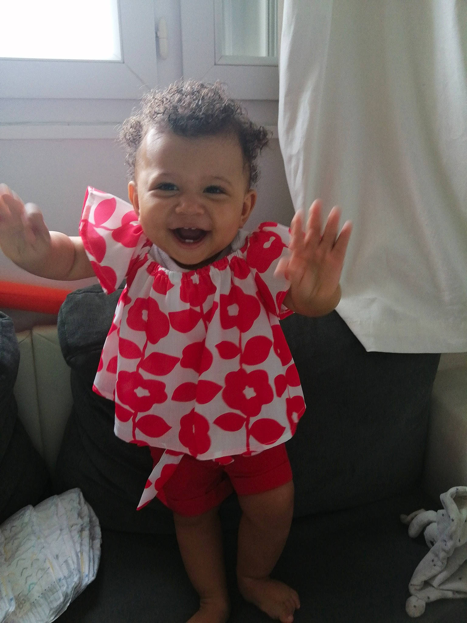 Lya a rejoint le concours — aidez-le/la à gagner de superbes lots ! arm, baby_toddler_clothing, comfort, cool, eye, finger, floor, fun, gesture, hand, happy, joint, leg, person, pink, shoulder, skin, sleeve, smile, thumb