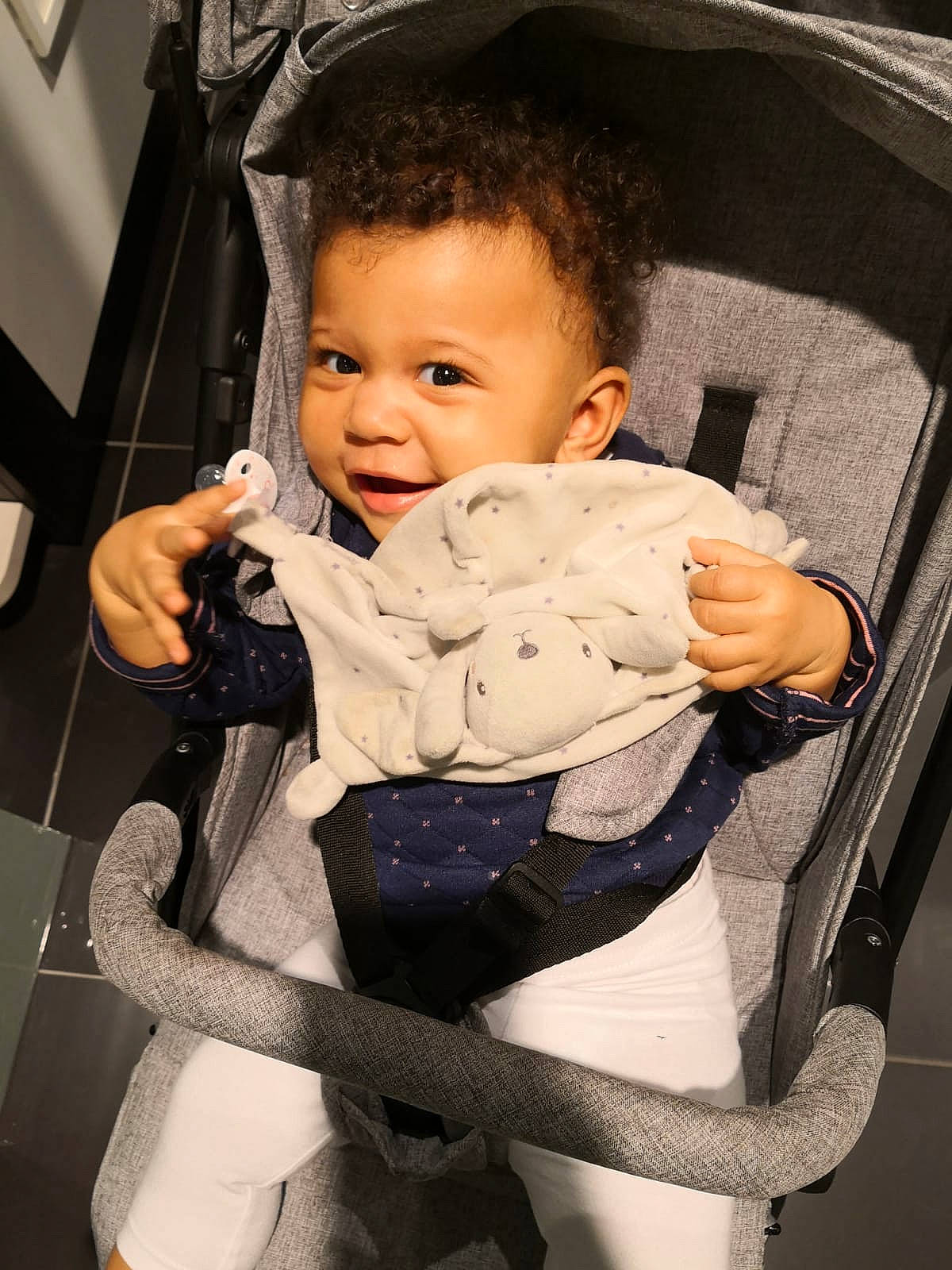 Lya participe au concours pour gagner de l'argent avec cette photo : baby, baby_carriage, baby_toddler_clothing, beauty, chair, cheek, comfort, eye, fashion, finger, hairstyle, hand, iris, lap, organ, person, product, skin, smile, textile