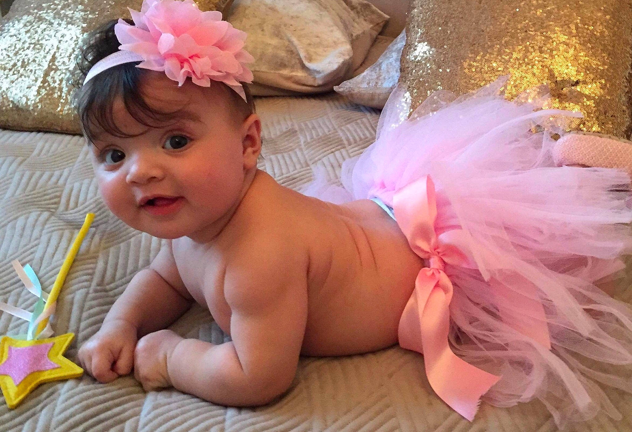 Kamilia a rejoint le concours — aidez-le/la à gagner de superbes lots ! baby, baby_toddler_clothing, child, costume_hat, flower, fun, grass, hair_accessory, happy, headband, headgear, headpiece, iris, magenta, person, petal, pink, plant, skin, smile