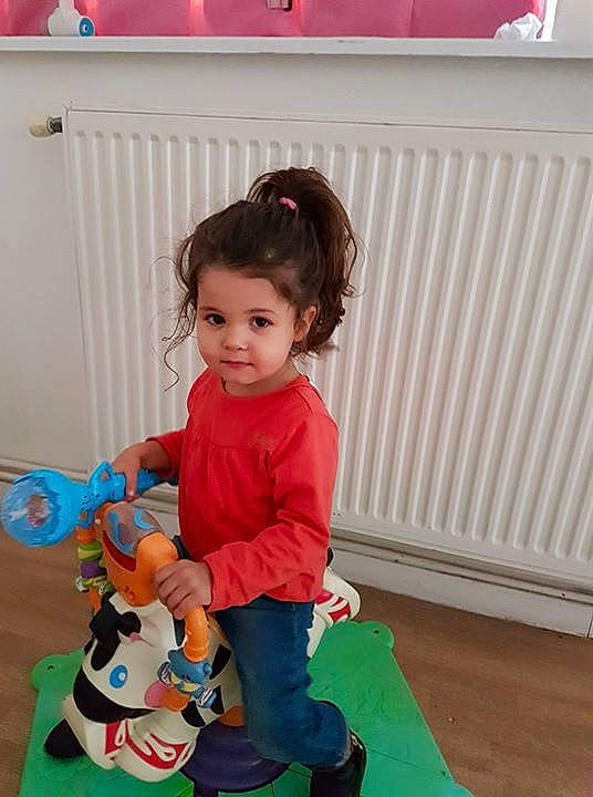 Zina participe au concours pour gagner de l'argent avec cette photo :