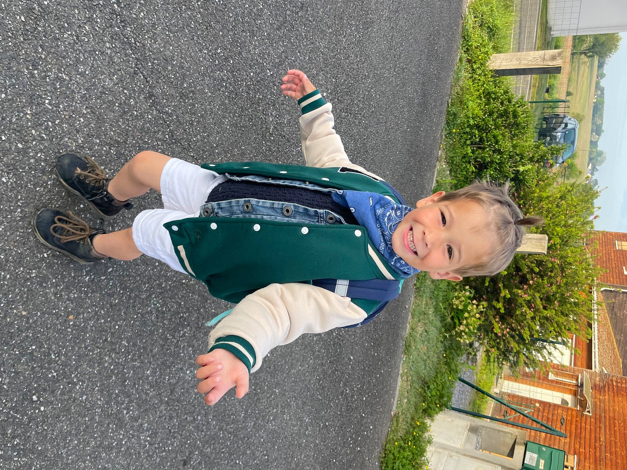 Léon a rejoint le concours — aidez-le/la à gagner de superbes lots ! asphalt, electric_blue, fun, grass, happy, human_leg, joy, knee, leisure, people_in_nature, person, plant, recreation, sleeve, toddler, tree, walking_shoe, window