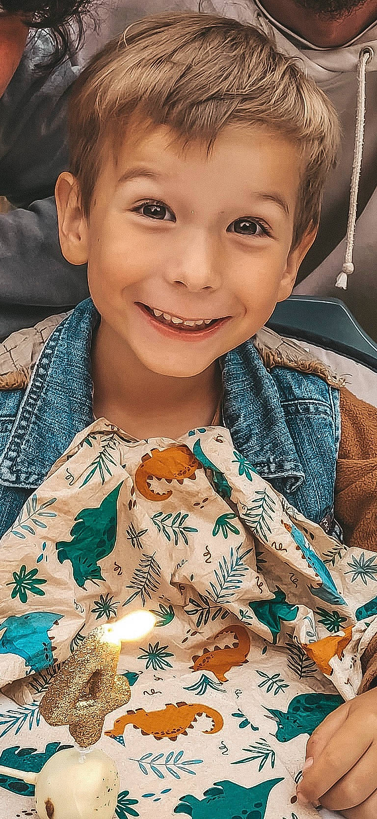 Léon participe au concours pour gagner de l'argent avec cette photo : beauty, cheek, child, dress, eye, eyelash, fashion, flash_photography, happy, head, iris, joy, neck, outerwear, pattern, peach, person, skin, sleeve, smile