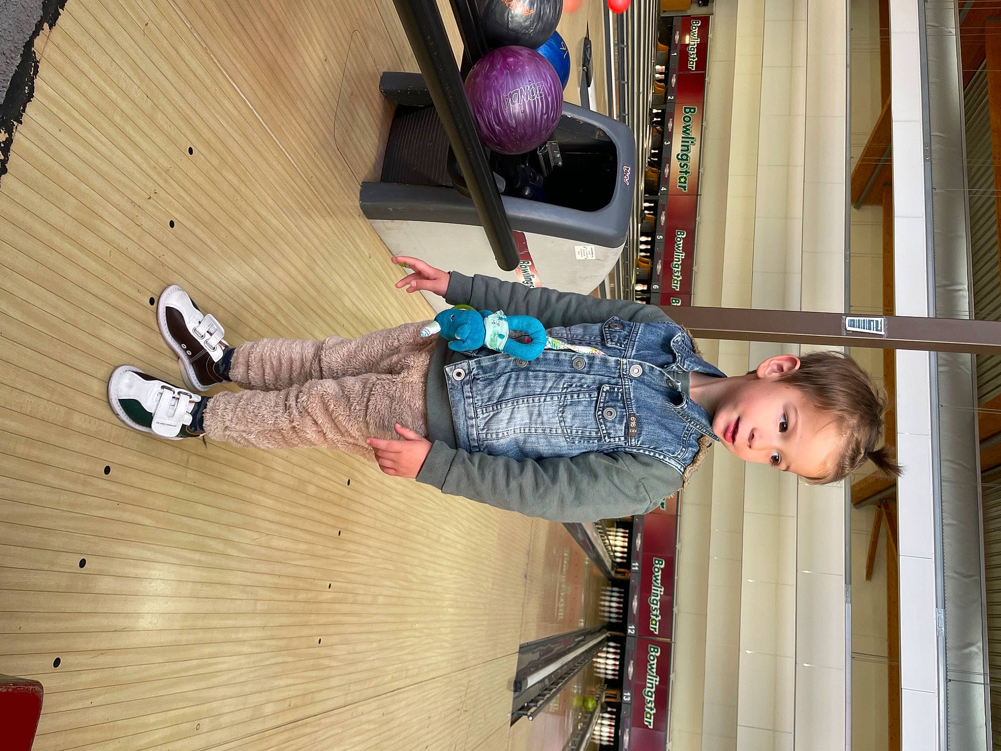 Léon participe au concours pour gagner de l'argent avec cette photo : cleanliness, engineering, flooring, fun, hardwood, leisure, outdoor_shoe, person, walking_shoe, wood