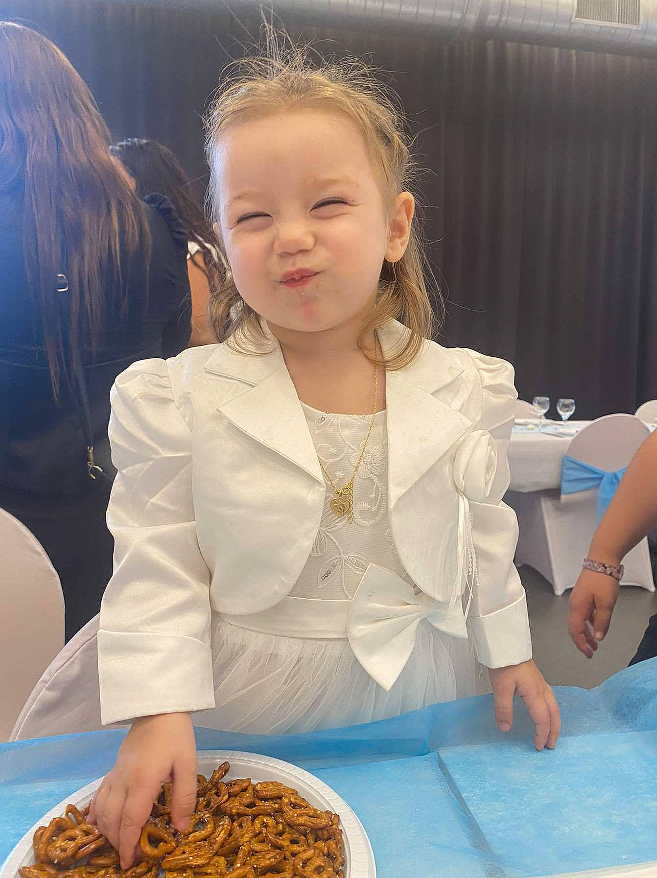 Maïlys a rejoint le concours — aidez-le/la à gagner de superbes lots ! chair, child, comfort_food, cooking, cuisine, curtain, dish, event, food, formal_wear, fun, happy, ingredient, jewellery, necklace, person, recipe, sitting, smile, table