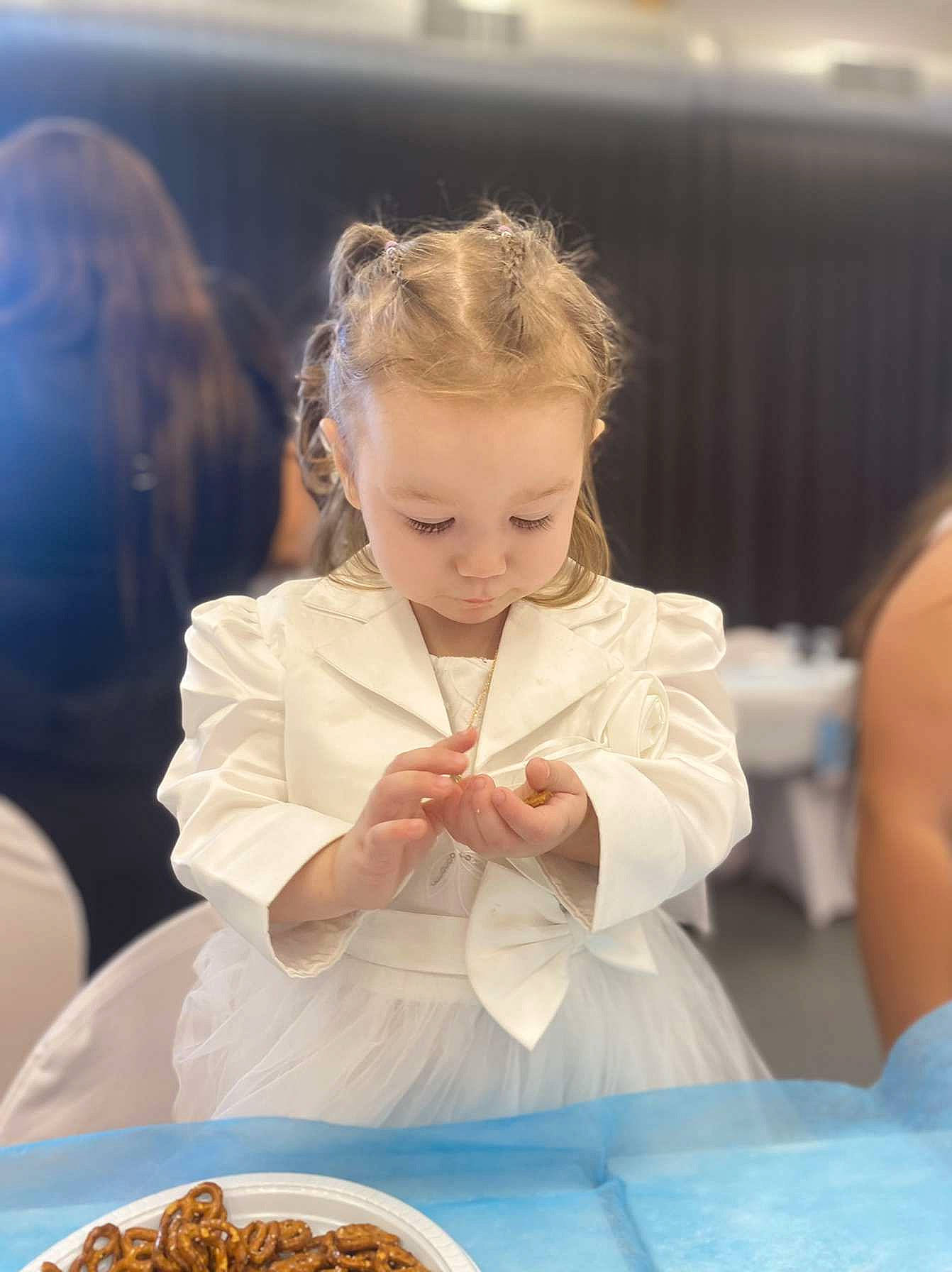 Maïlys participe au concours pour gagner de l'argent avec cette photo : chair, child, comfort_food, cuisine, delicacy, dish, eating, event, food, food_craving, happy, ingredient, meal, person, plate, recipe, sitting, table, tableware, tie