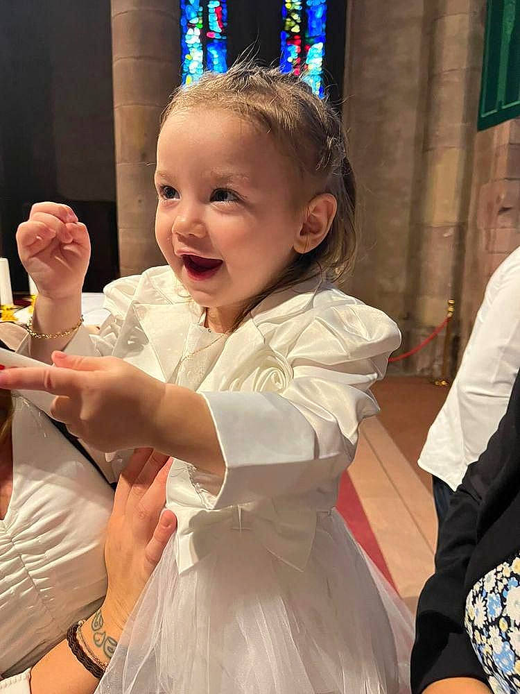 Maïlys participe au concours pour gagner de l'argent avec cette photo : baby, baby_toddler_clothing, child, costume, ear, event, formal_wear, fun, gesture, hairstyle, happy, iris, laugh, person, sitting, skin, smile, thumb, toddler, tradition