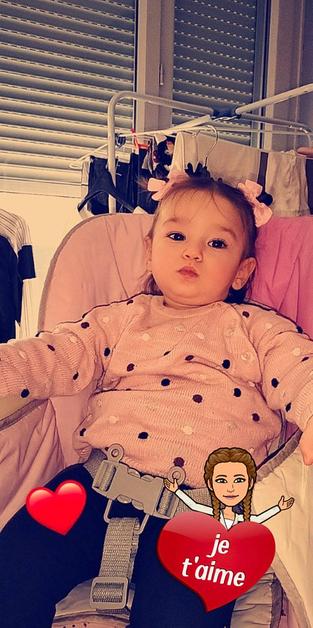 Maïlys a rejoint le concours — aidez-le/la à gagner de superbes lots ! baby, baby_carriage, baby_products, baby_safety, baby_toddler_clothing, cheek, child, comfort, event, fun, happy, mouth, pattern, person, pink, play, room, sitting, skin, sleeve