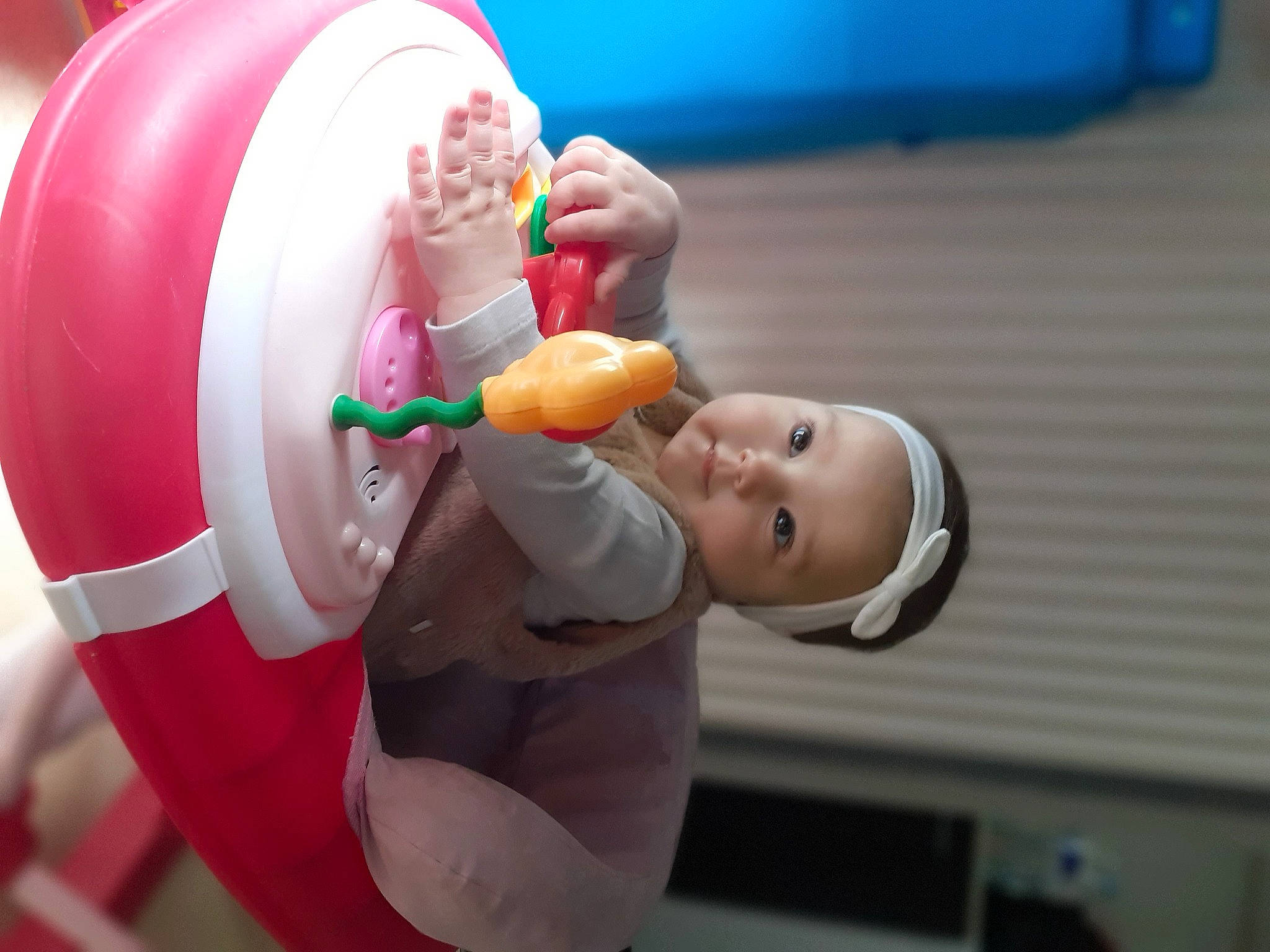 Maïlys participe au concours pour gagner de l'argent avec cette photo : automotive_wheel_system, baby, baby_products, baby_toys, child, circle, drink, drinkware, fun, happy, headwear, machine, party_supply, person, plastic, plastic_bottle, play, recreation, smile, toddler