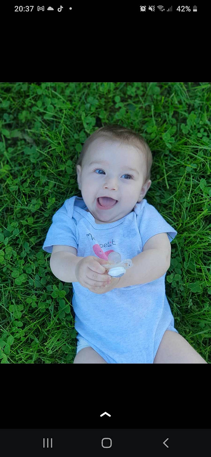 Maïlys participe au concours pour gagner de l'argent avec cette photo : arm, baby, baby_toddler_clothing, cheek, chin, cool, eye, flash_photography, gesture, grass, happy, head, iris, lip, mouth, nose, people_in_nature, person, plant, skin