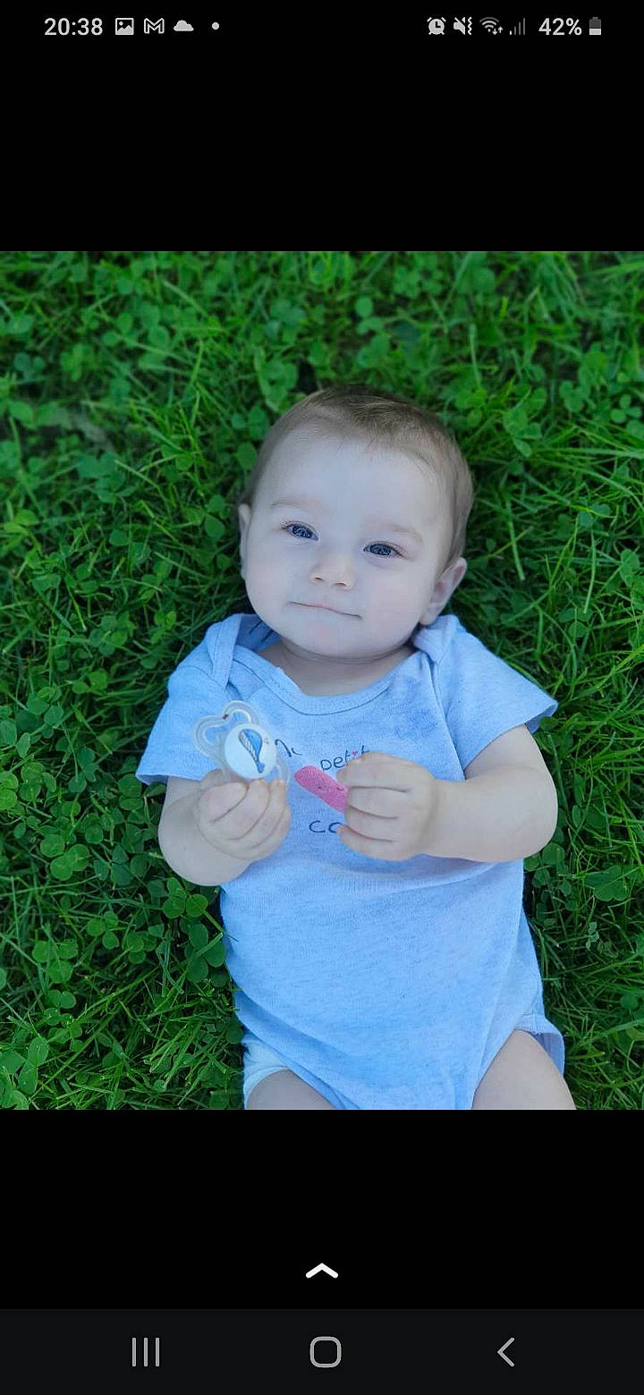 Maïlys a rejoint le concours — aidez-le/la à gagner de superbes lots ! baby, baby_toddler_clothing, child, cool, electric_blue, eye, flash_photography, fun, gesture, grass, grass_family, grassland, happy, iris, meadow, people_in_nature, person, plant, skin, t_shirt