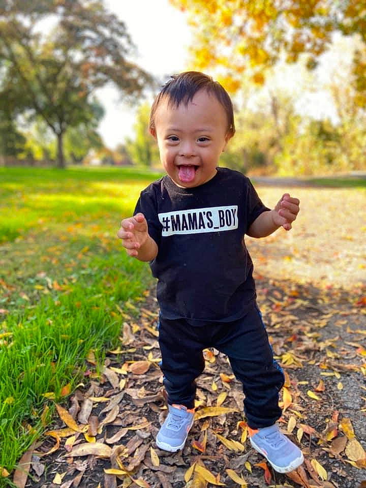 Enrique is registered to the contest to win money with this photo: autumn, baby, child, grass, happy, leaf, outerwear, people_in_nature, person, photography, plant, play, portrait_photography, sleeve, smile, standing, t_shirt, toddler, tree, yellow