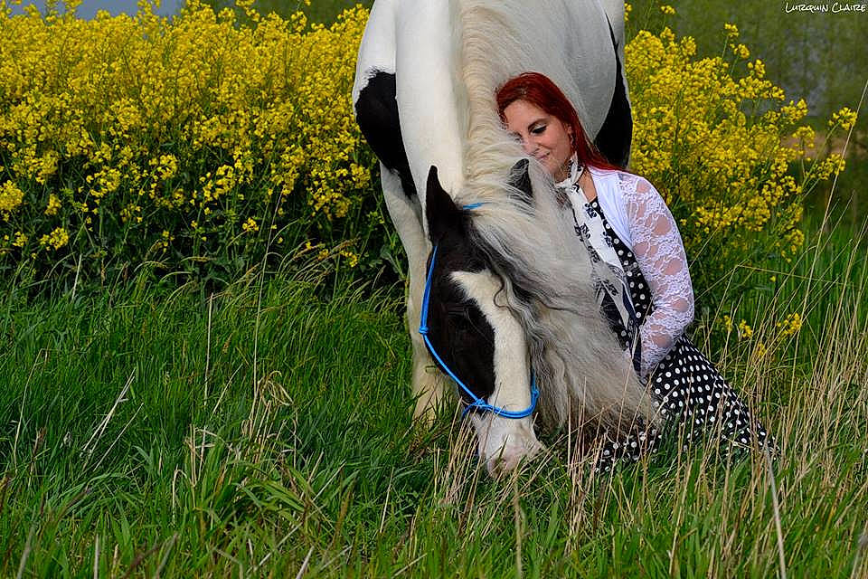 Mustang R a rejoint le concours — aidez-le/la à gagner de superbes lots ! field, flower, fun, girl, grass, grass_family, grassland, joy, lawn, meadow, person, plant, spring, tree