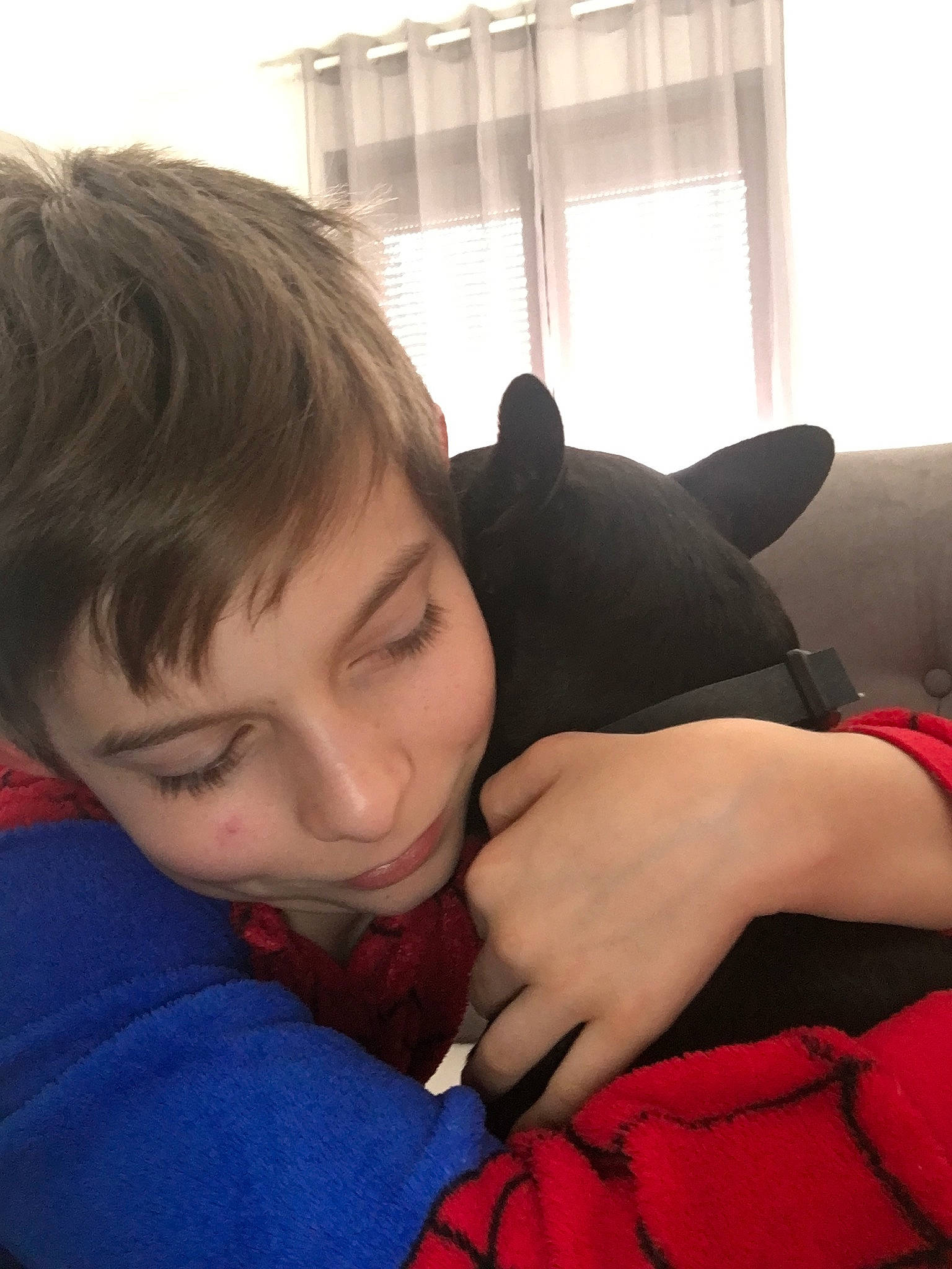 Alexandre participe au concours pour gagner de l'argent avec cette photo : black_hair, cheek, child, gesture, person, smile