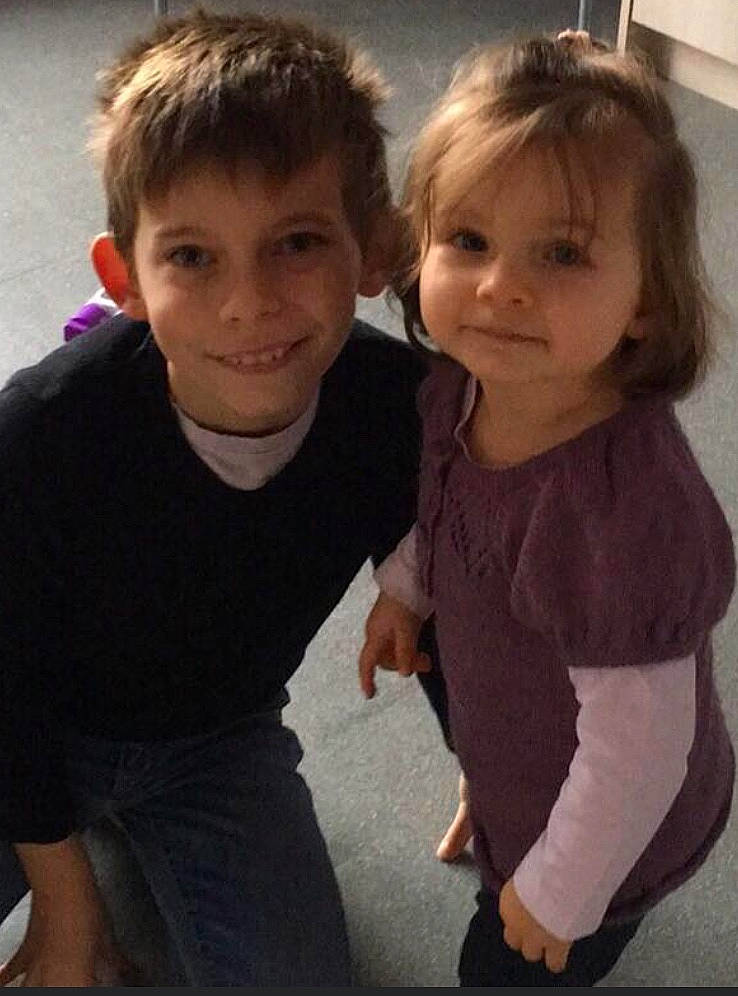 Alexandre a rejoint le concours — aidez-le/la à gagner de superbes lots ! arm, brown_hair, cheek, child, face, friendship, fun, gesture, hair, hairstyle, head, joy, neck, person, shoulder, sibling, smile, t_shirt, toddler