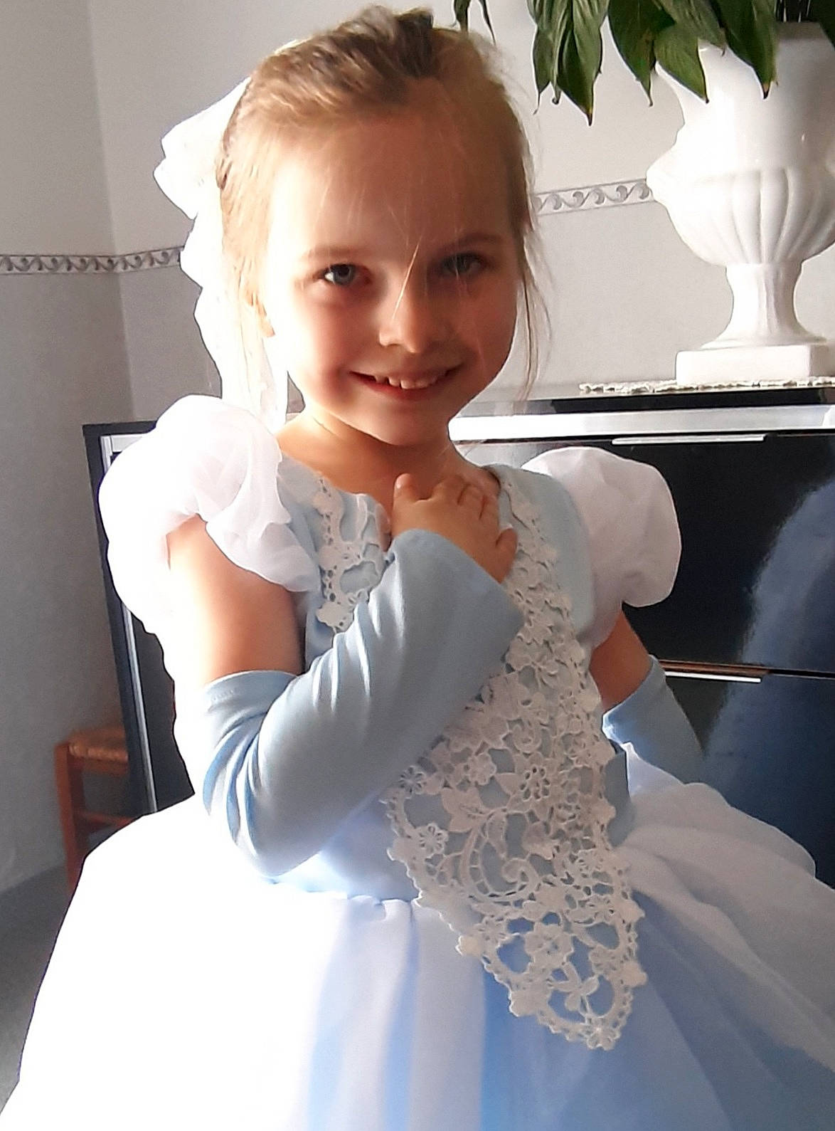 Pauline participe au concours pour gagner de l'argent avec cette photo : bridal_accessory, bridal_clothing, bridal_party_dress, bride, dress, elbow, flash_photography, gesture, gown, hair, hairstyle, happy, joint, joy, person, shoulder, sleeve, smile, standing, waist