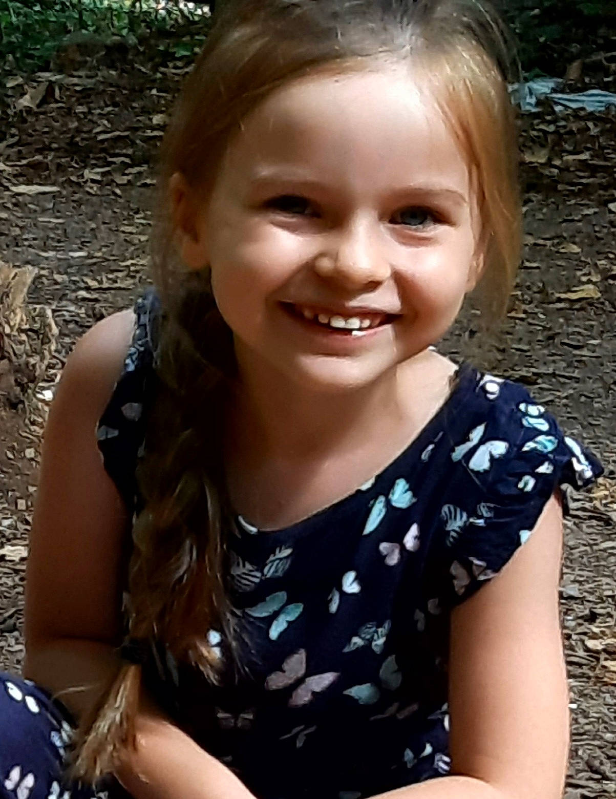 Pauline participe au concours pour gagner de l'argent avec cette photo : blond, botany, electric_blue, eye, face, fun, grass, hair, happy, head, iris, joy, leisure, lip, long_hair, people_in_nature, person, plant, skin, smile