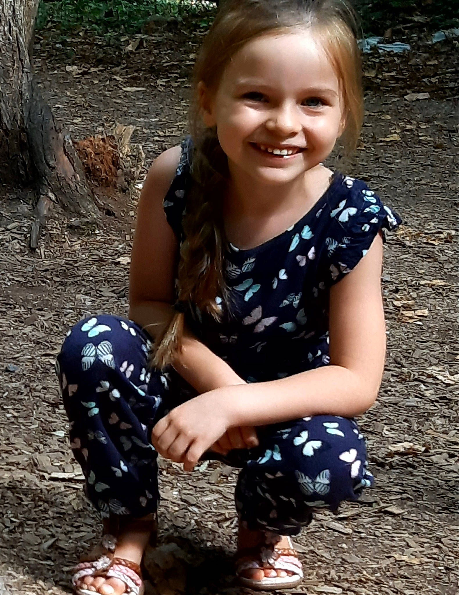 Pauline participe au concours pour gagner de l'argent avec cette photo : baby_toddler_clothing, eye, face, facial_expression, fun, grass, hair, hairstyle, happy, head, iris, joy, leisure, people_in_nature, person, plant, shoe, smile, t_shirt, thigh