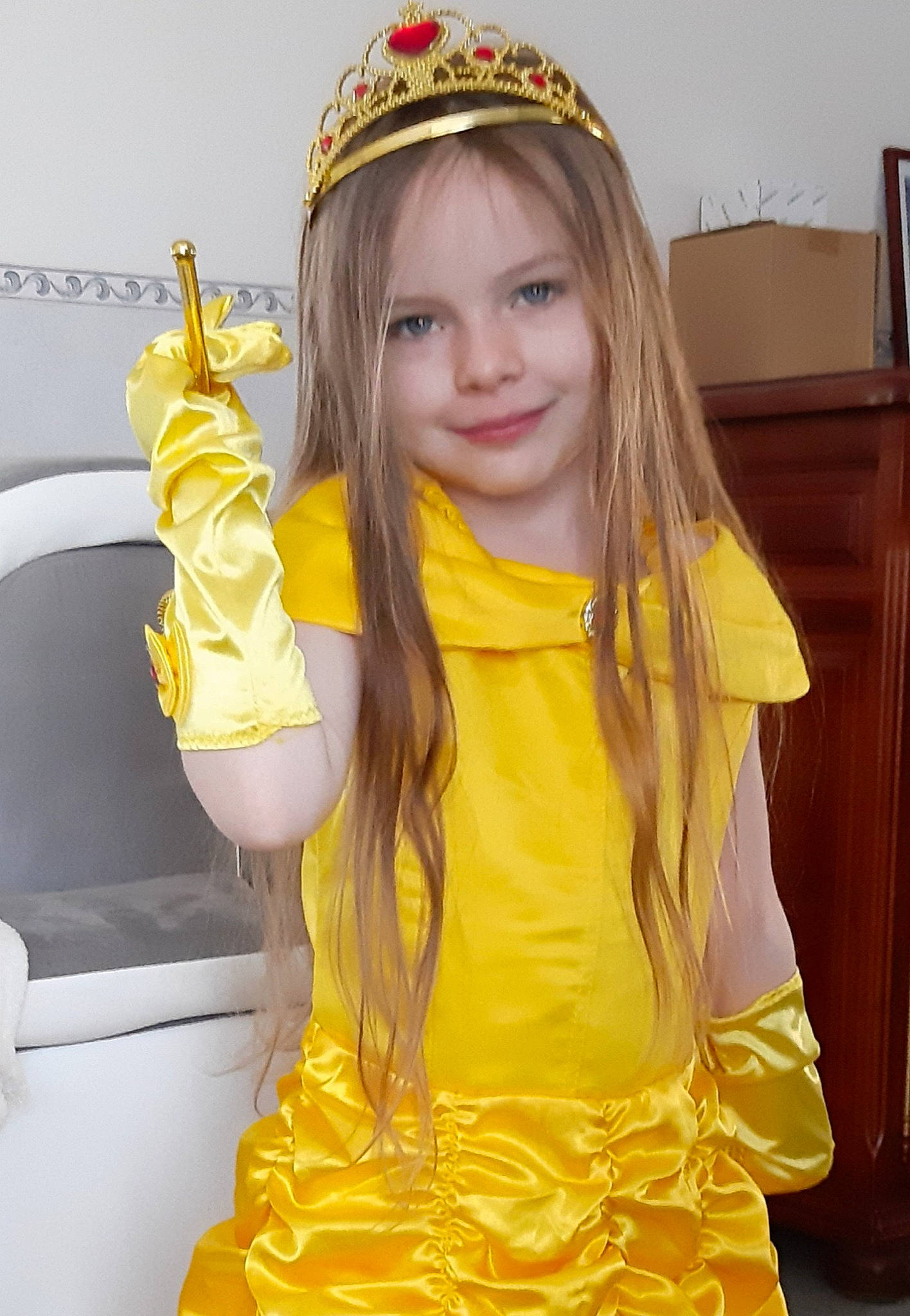 Pauline participe au concours pour gagner de l'argent avec cette photo : beauty, blond, brown_hair, fashion_accessory, fashion_design, fun, gesture, hair, happy, head, headpiece, jewellery, joy, long_hair, organ, person, sitting, sleeve, smile, tiara