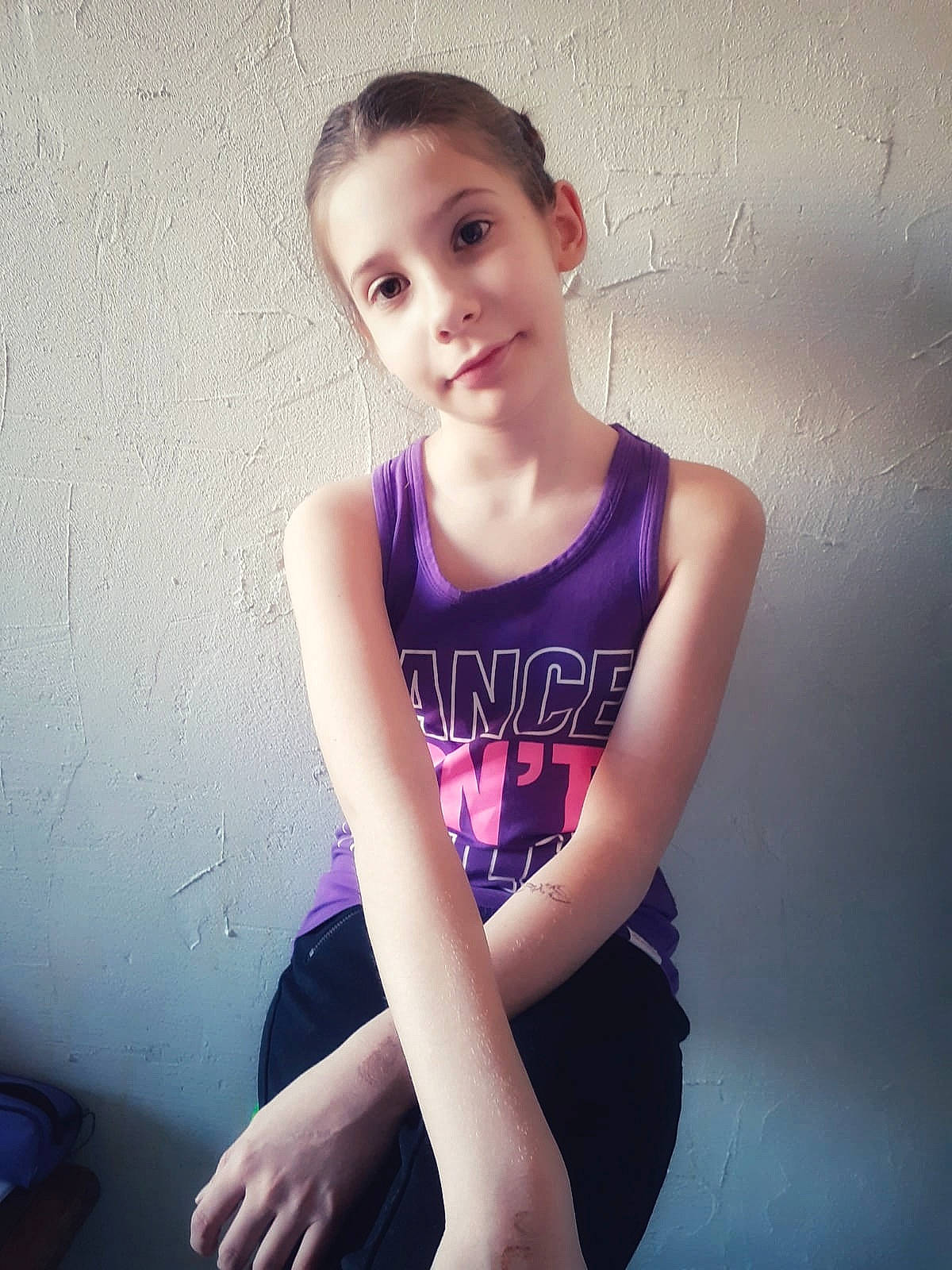 Melinda participe au concours pour gagner de l'argent avec cette photo : arm, child, child_model, joint, joy, leg, neck, person, purple, shoulder, sitting, skin, sportswear, t_shirt
