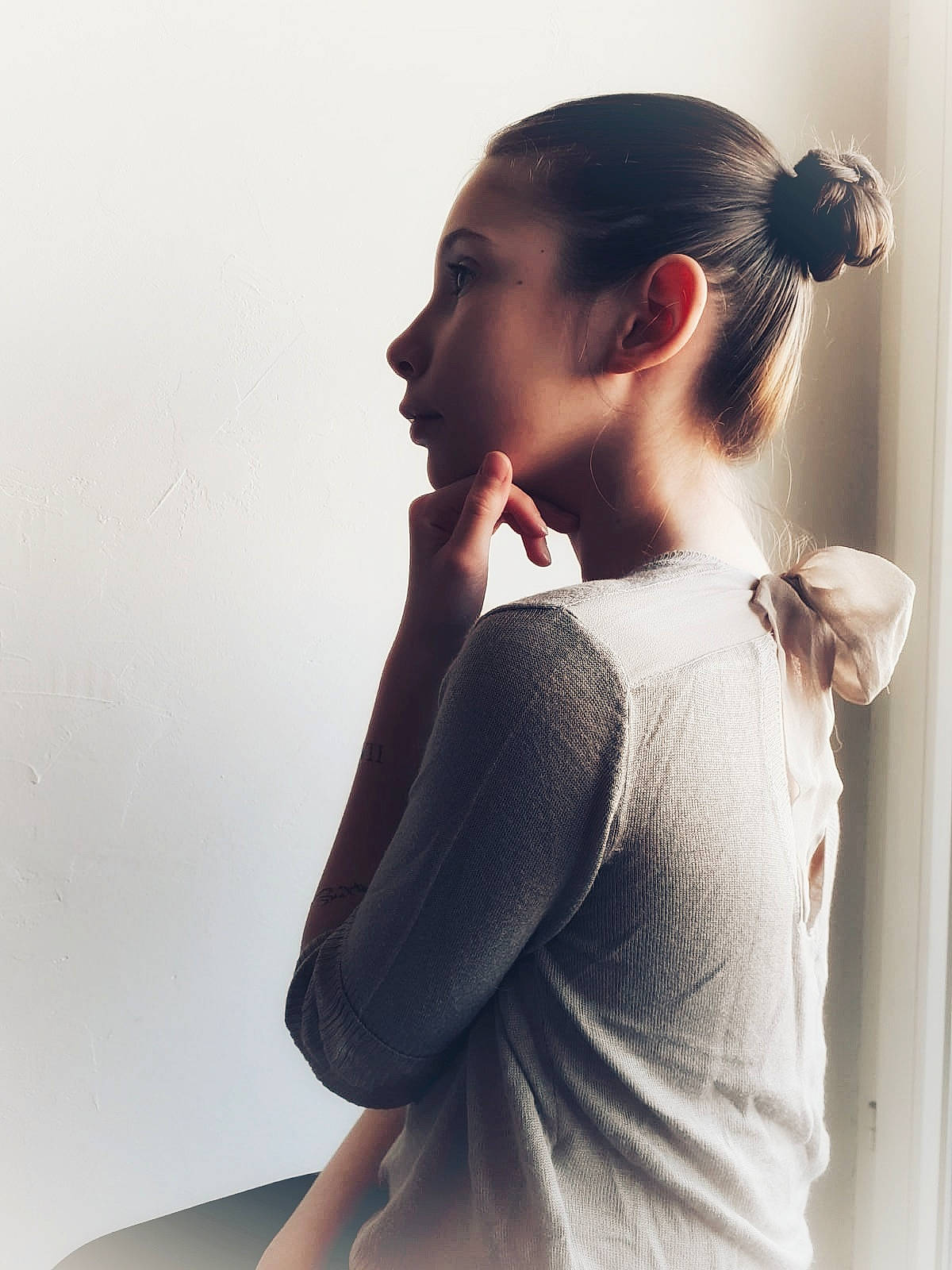Melinda participe au concours pour gagner de l'argent avec cette photo : arm, back, beauty, bun, chin, ear, elbow, hair, hairstyle, hand, human_body, joint, neck, nose, person, photo_shoot, photography, shoulder, skin, standing