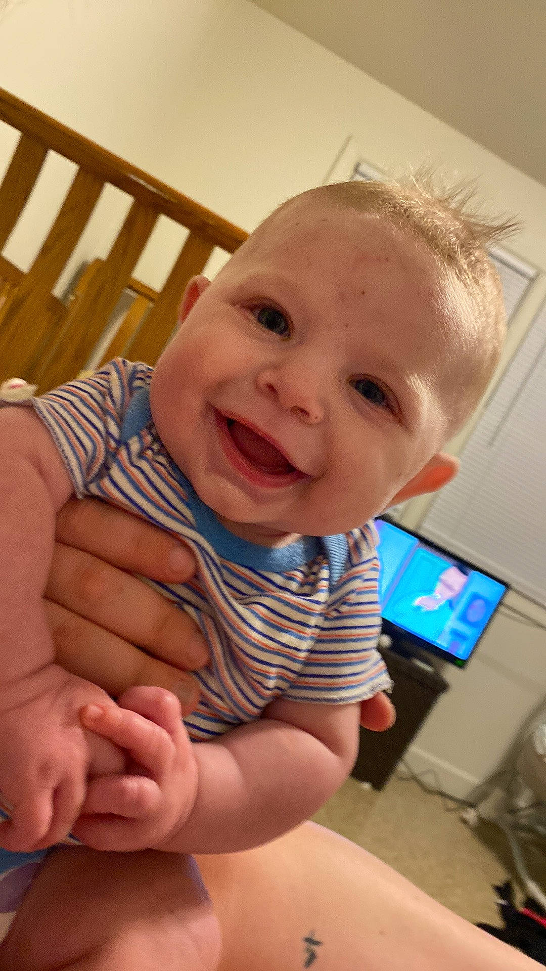 Clara is registered to the contest to win money with this photo: arm, cheek, chin, eye, facial_expression, hairstyle, hand, head, human_body, iris, joint, joy, lip, mammal, mouth, neck, nose, person, shoulder, skin