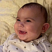 Lyana a rejoint le concours — aidez-le/la à gagner de superbes lots ! baby, smiling, infant, face, clothing, blanket, happy, cute, portrait, laying_down, child, young, soft_texture, indoor, warm, expressive, closeup, head, cheerful, cozy