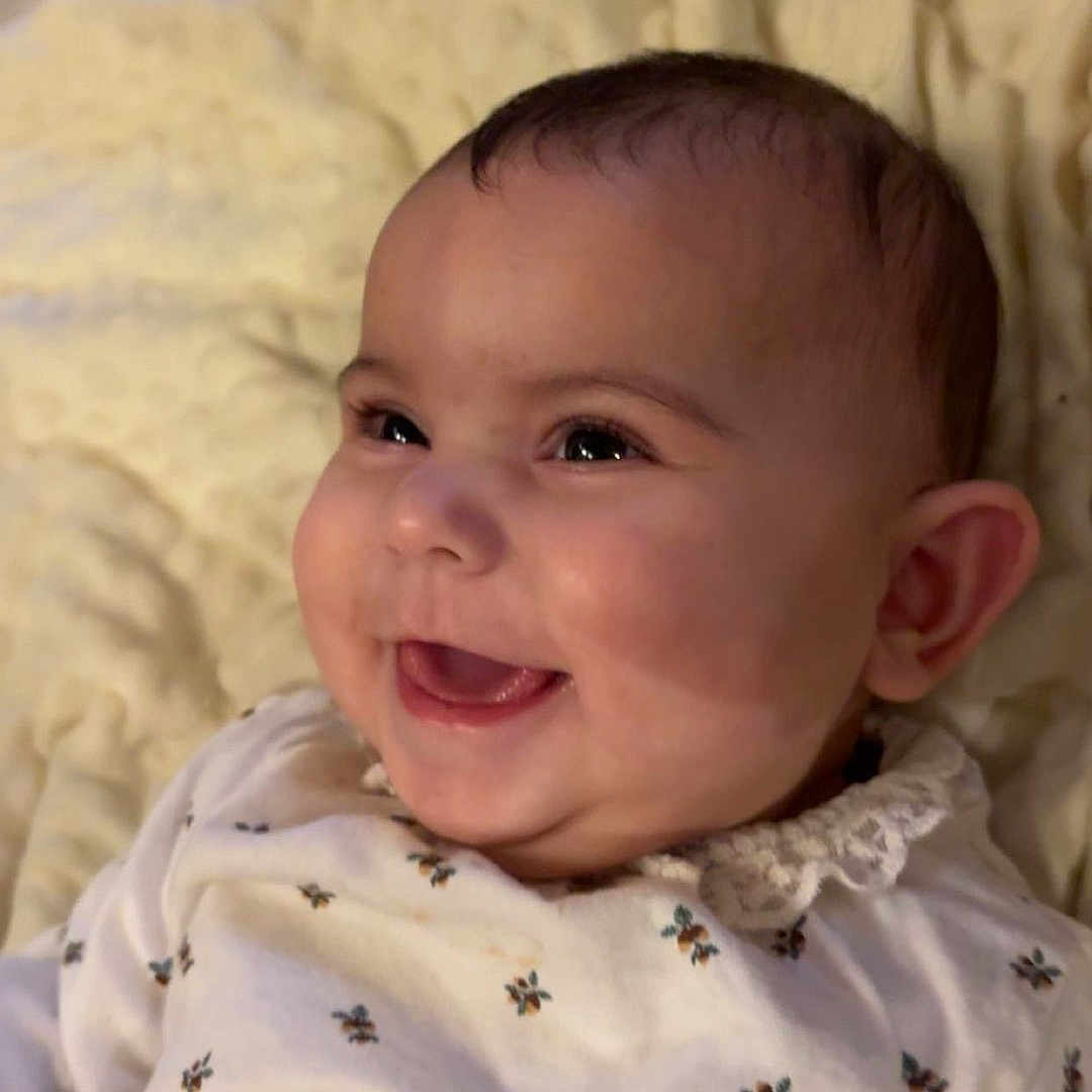 Lyana a rejoint le concours — aidez-le/la à gagner de superbes lots ! baby, blanket, cheerful, child, closeup, clothing, cozy, cute, expressive, face, happy, head, indoor, infant, laying_down, portrait, smiling, soft_texture, warm, young