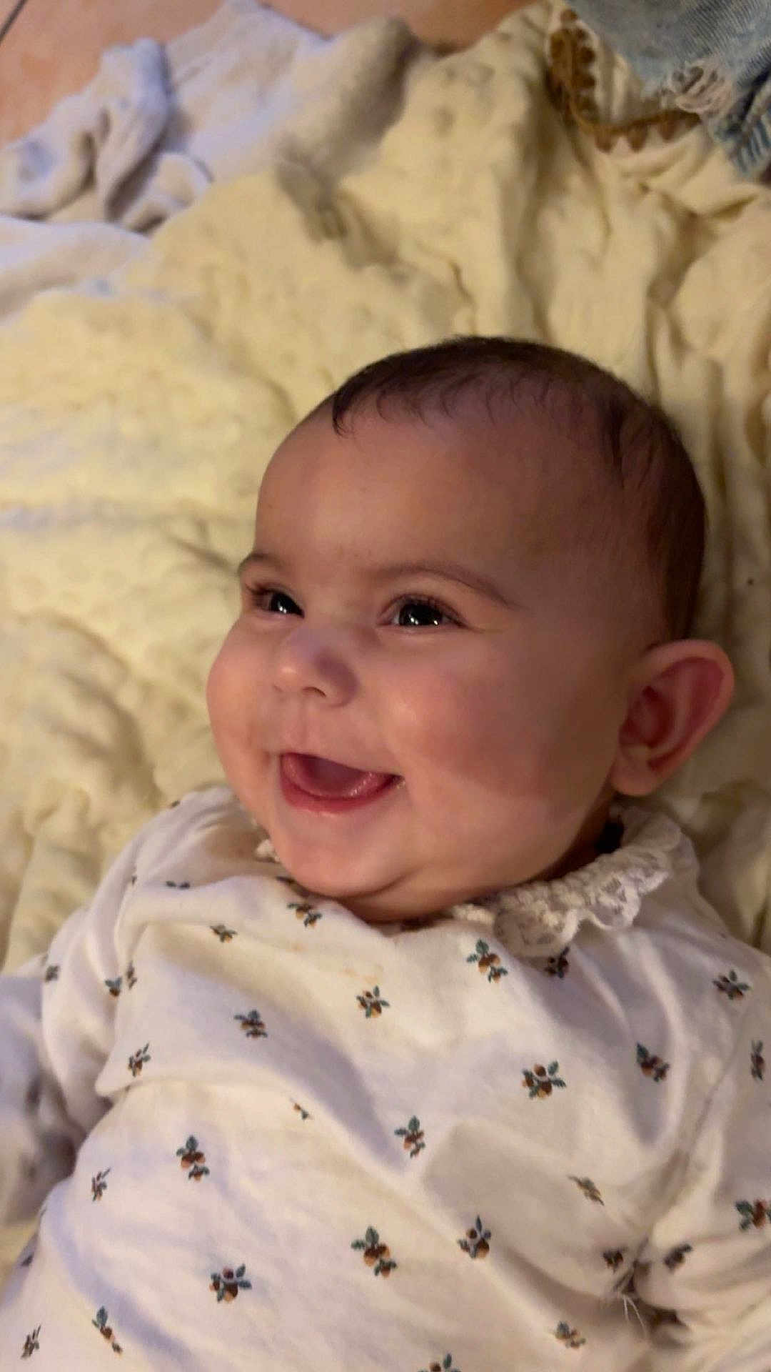 Lyana a rejoint le concours — aidez-le/la à gagner de superbes lots ! baby, smiling, infant, face, clothing, blanket, happy, cute, portrait, laying_down, child, young, soft_texture, indoor, warm, expressive, closeup, head, cheerful, cozy