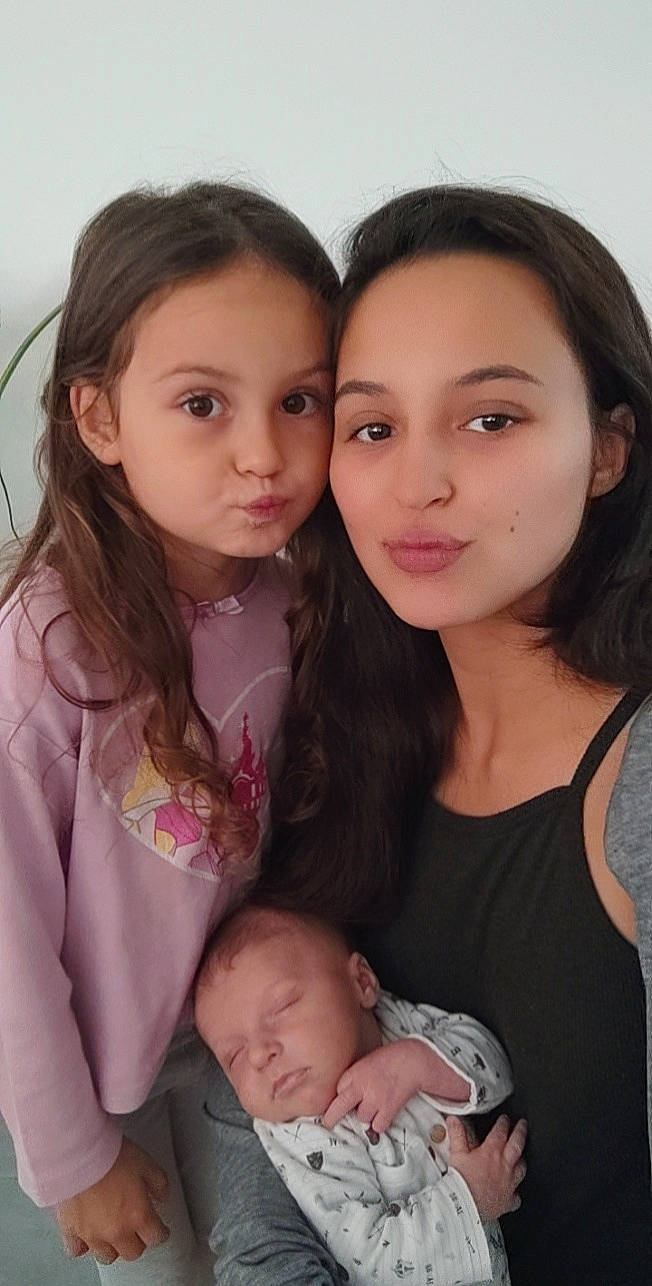 Léyna participe au concours pour gagner de l'argent avec cette photo : baby, beauty, cheek, chin, event, face, facial_expression, gesture, hair, hairstyle, happy, human, iris, lip, neck, nose, person, pink, skin, sleeve