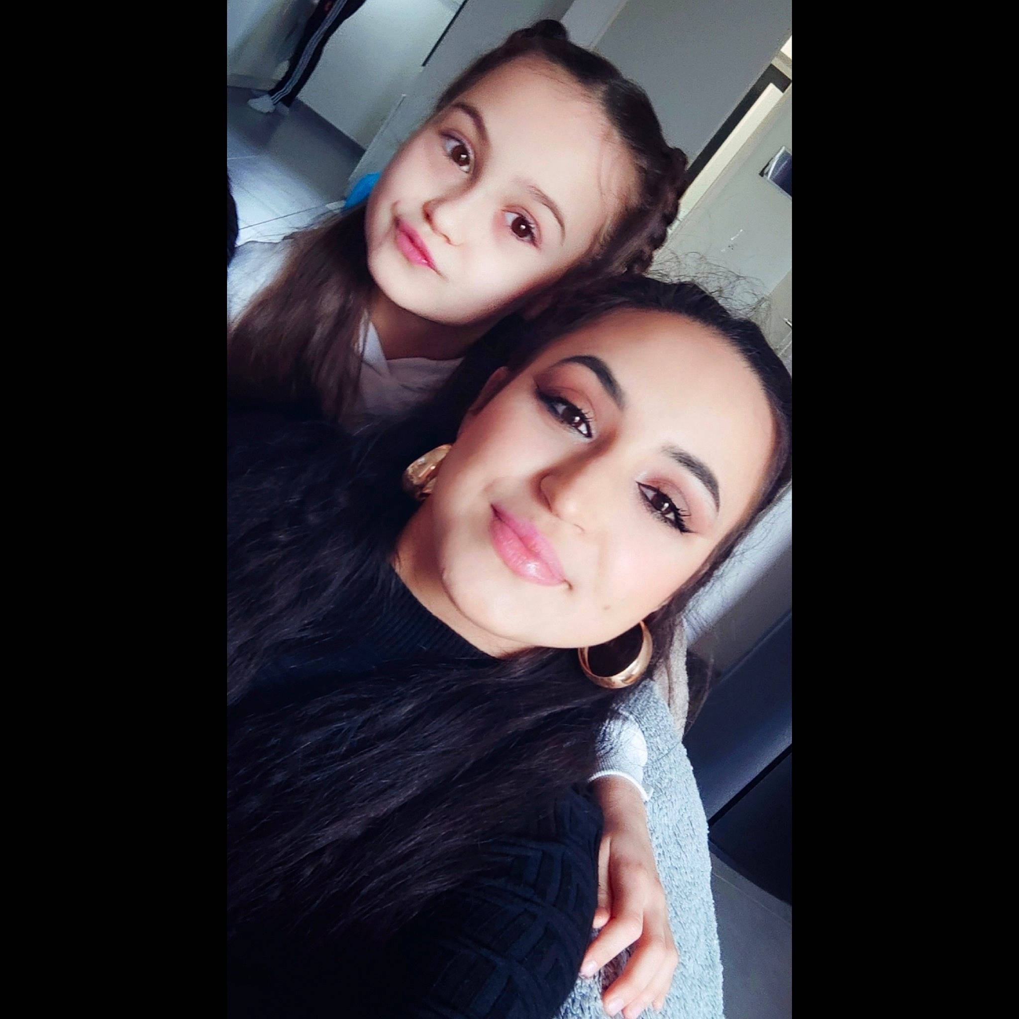 Léyna participe au concours pour gagner de l'argent avec cette photo : black_hair, cheek, cool, eyebrow, eyelash, flash_photography, gesture, happy, iris, jaw, joy, lip, long_hair, magenta, material_property, mouth, nose, person, selfie, skin