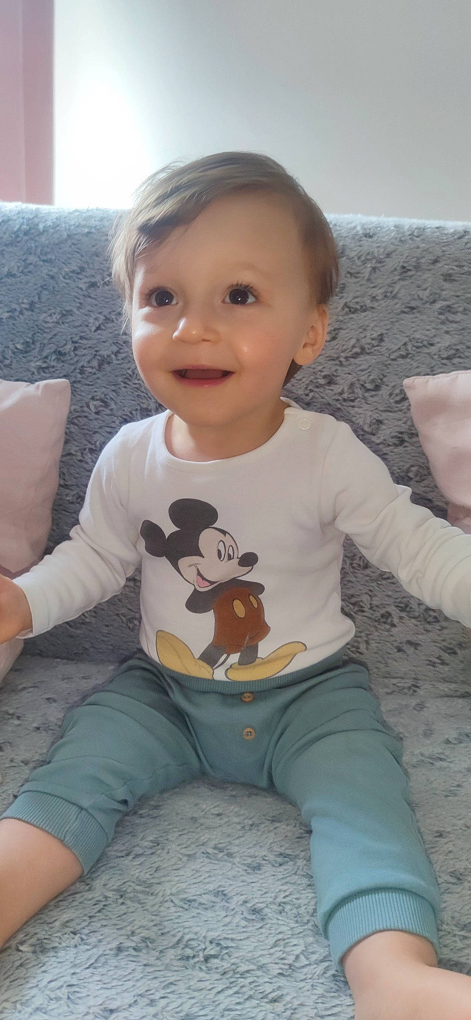 Eden a rejoint le concours — aidez-le/la à gagner de superbes lots ! baby_toddler_clothing, cheek, chin, eye, face, gesture, hair, hairstyle, head, human_body, joint, joy, mouth, neck, nose, organ, person, product, skin, sleeve