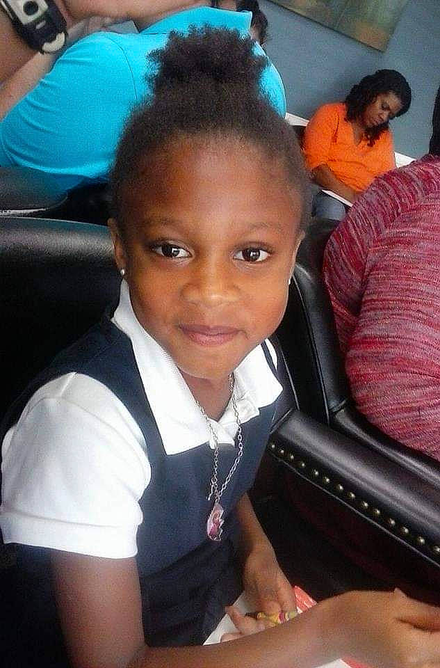 Laniya is registered to the contest to win money with this photo: black_hair, child, ear, forehead, girl, hair, hair_coloring, hairstyle, person, smile, student