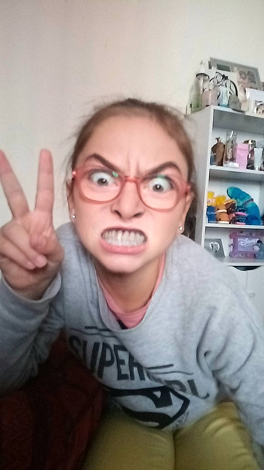 Lina a rejoint le concours — aidez-le/la à gagner de superbes lots ! anger, arm, chin, clothing, cool, eyebrow, eyelash, eyewear, finger, forehead, gesture, glasses, hand, happy, jaw, mouth, nose, person, shirt, smile