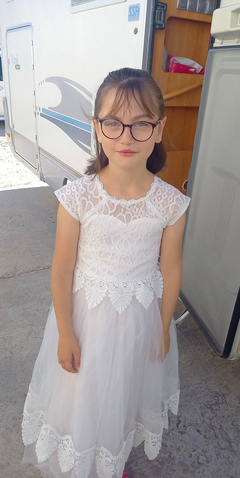 Lina a rejoint le concours — aidez-le/la à gagner de superbes lots ! bridal_party_dress, day_dress, dress, embellishment, eyewear, fashion_design, glasses, gown, hair, hairstyle, head, neck, one_piece_garment, person, photograph, shoulder, skin, sleeve, vision_care, waist