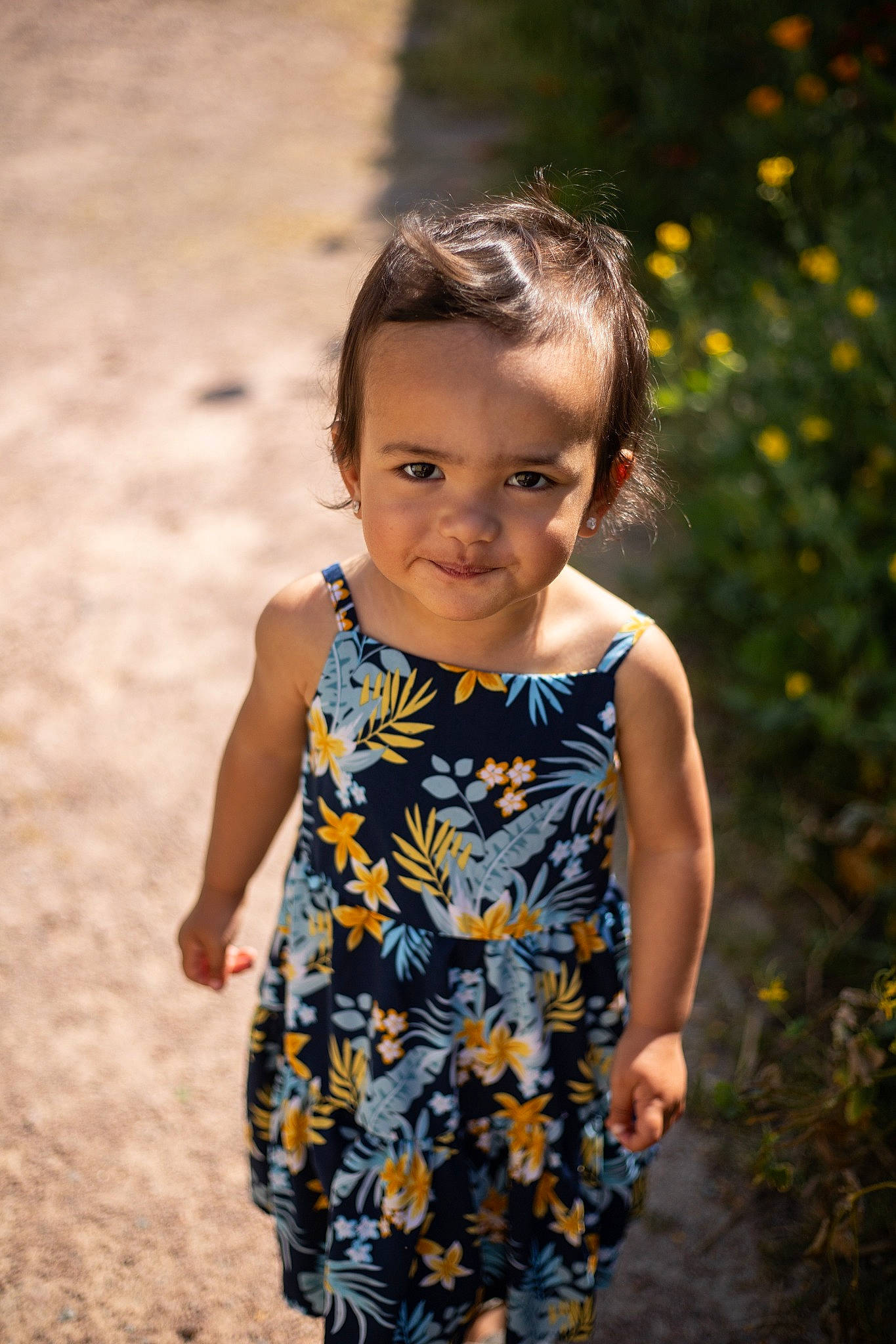 Victoire a rejoint le concours — aidez-le/la à gagner de superbes lots ! baby_toddler_clothing, blond, child, day_dress, dress, eye, face, flash_photography, fun, grass, hair, happy, iris, leaf, people_in_nature, person, plant, skin, smile, toddler